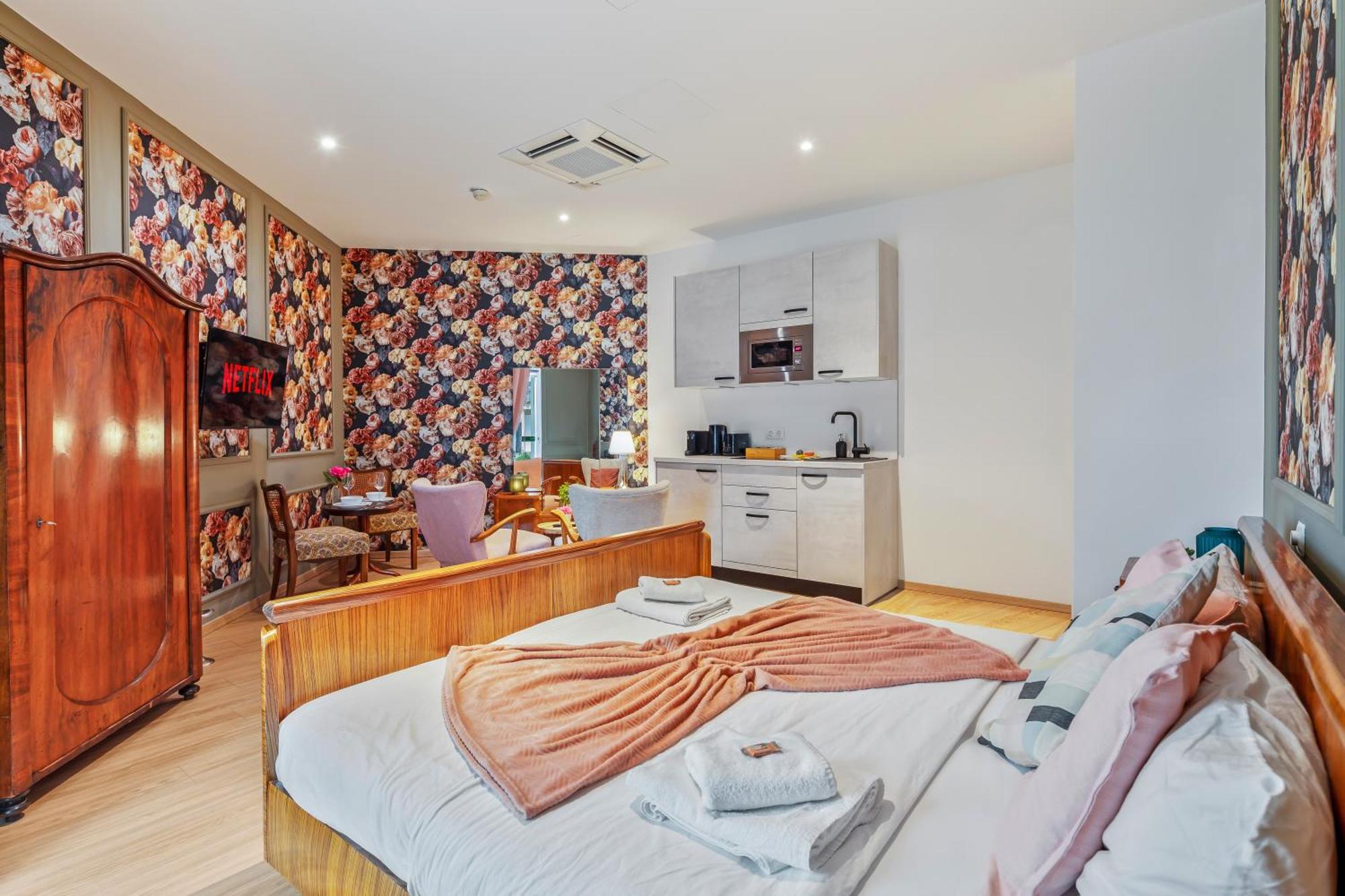 Stylish Flower Power Studio - Close To City Center & Public Transport - Ac & Wifi Vienna Exterior photo
